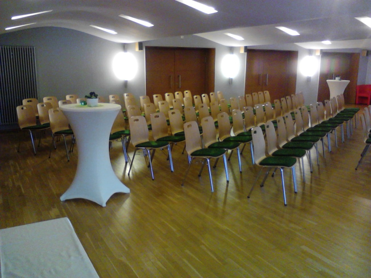 Das Bürgerzimmer mit Stehtisch und Stuhlreihen