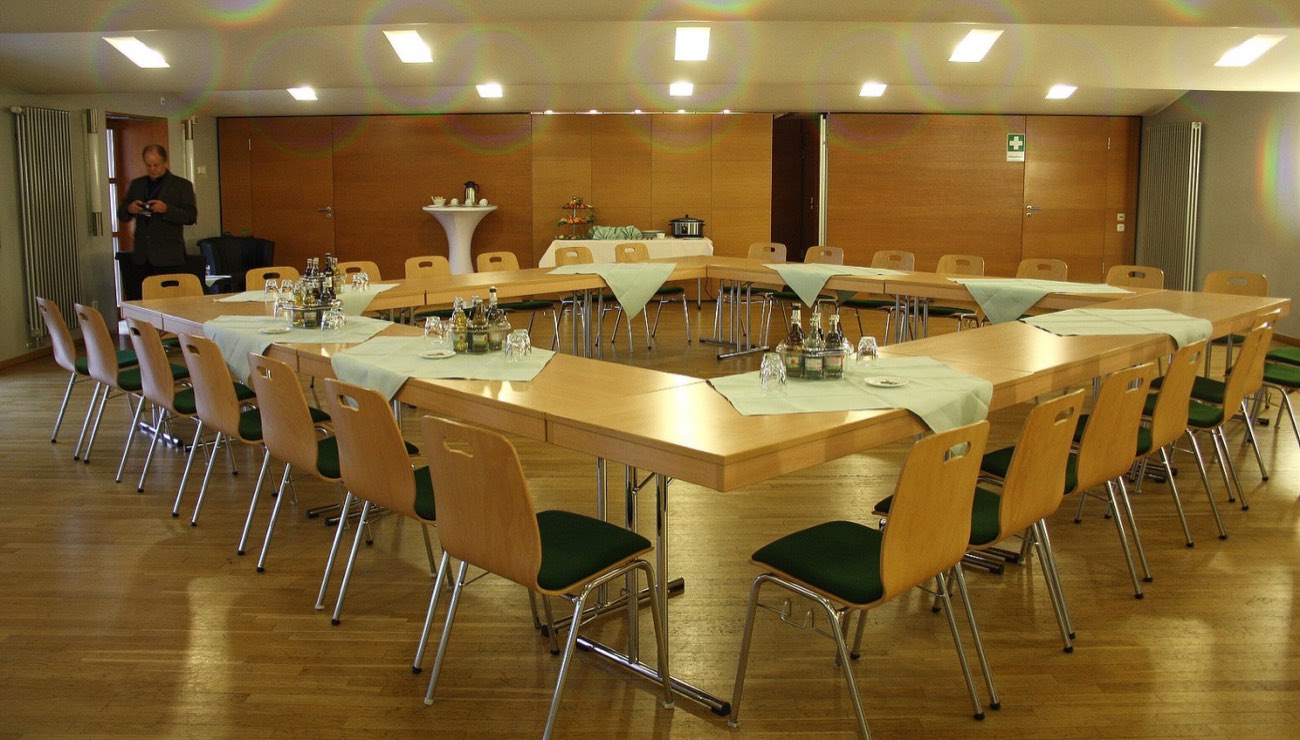 Das Bürgerzimmer mit U-förmig gestellter Tafel