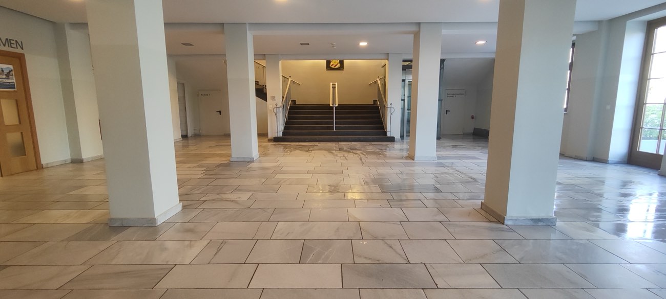 Blick vom Foyer zur Treppe
