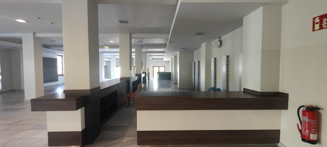 Der Garderobentresen im Foyer