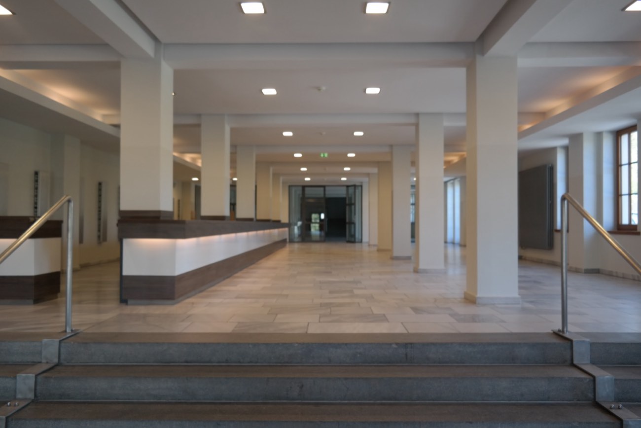 Das Foyer mit der Treppe nach oben