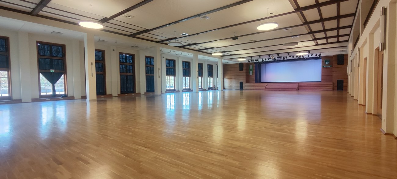 Der leere Saal mit Blick zu den Fenstern