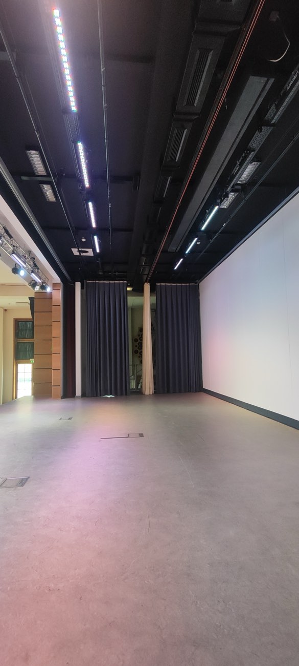 Die Bühne im Saal mit geschlossenem Vorhang