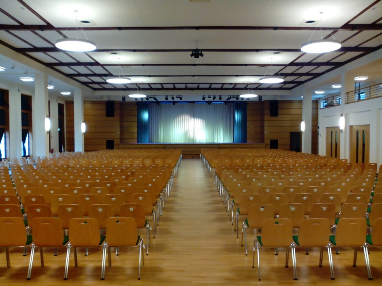 Der Saal in Reihen bestuhlt mit Blick zur Bühne