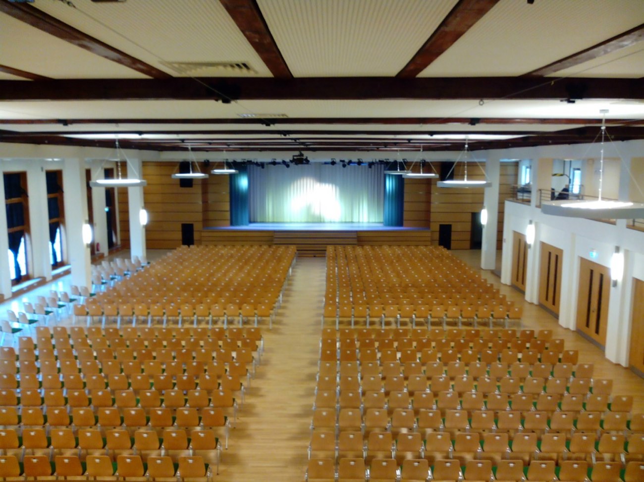 Der Saal mit voller Reihenbestuhlung
