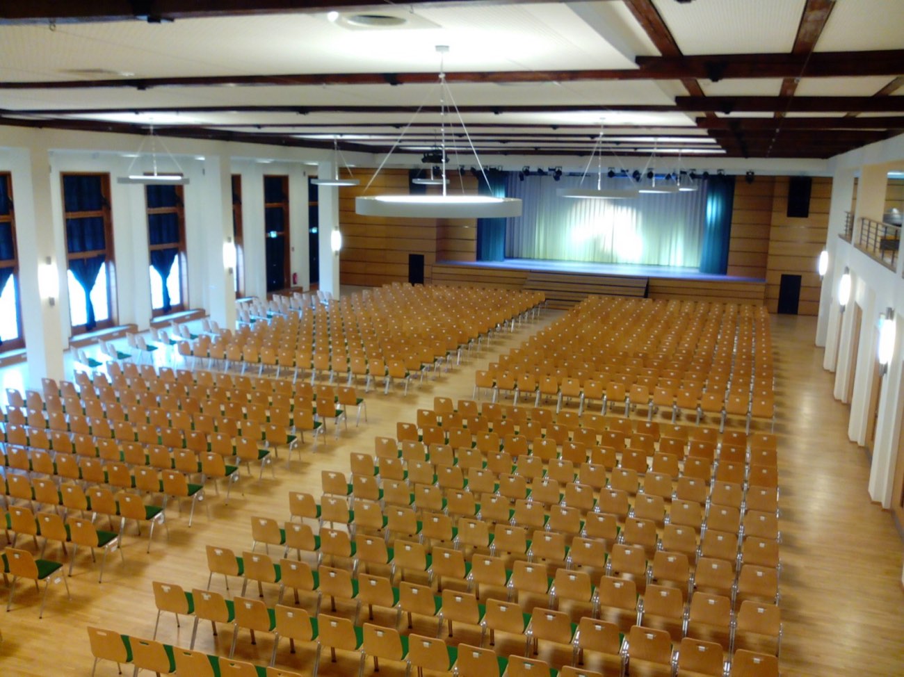Die Stuhlreihen im Saal von der Seite gesehen