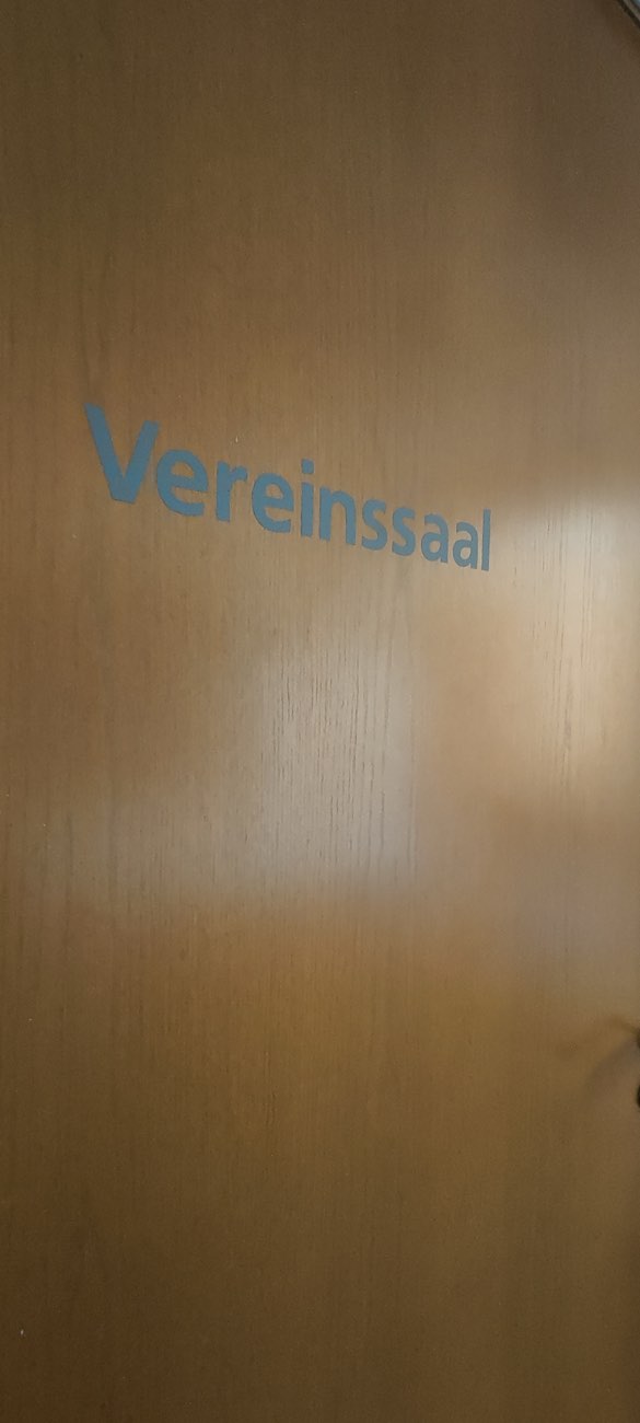 Der Schriftzug Vereinssaal an der Wand