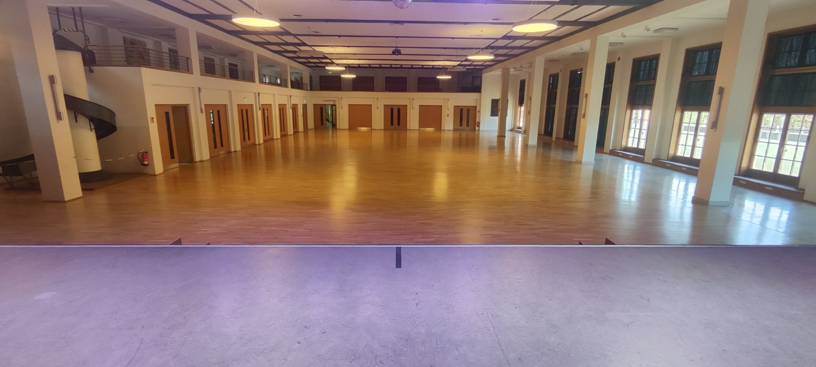 Der Saal des Klubhauses in ganzer Länge