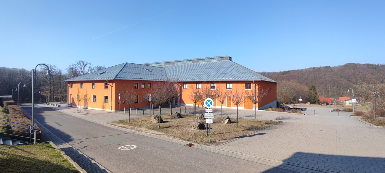 Das Klubhaus von der Strasse aus