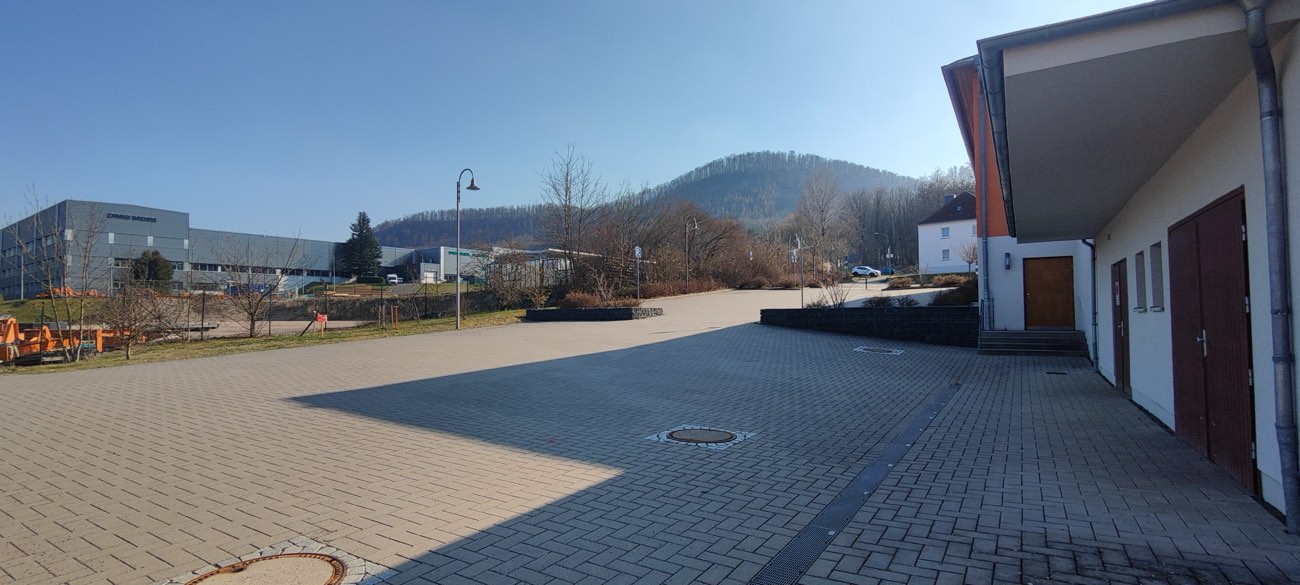 Der Vorplatz des Klubhauses
