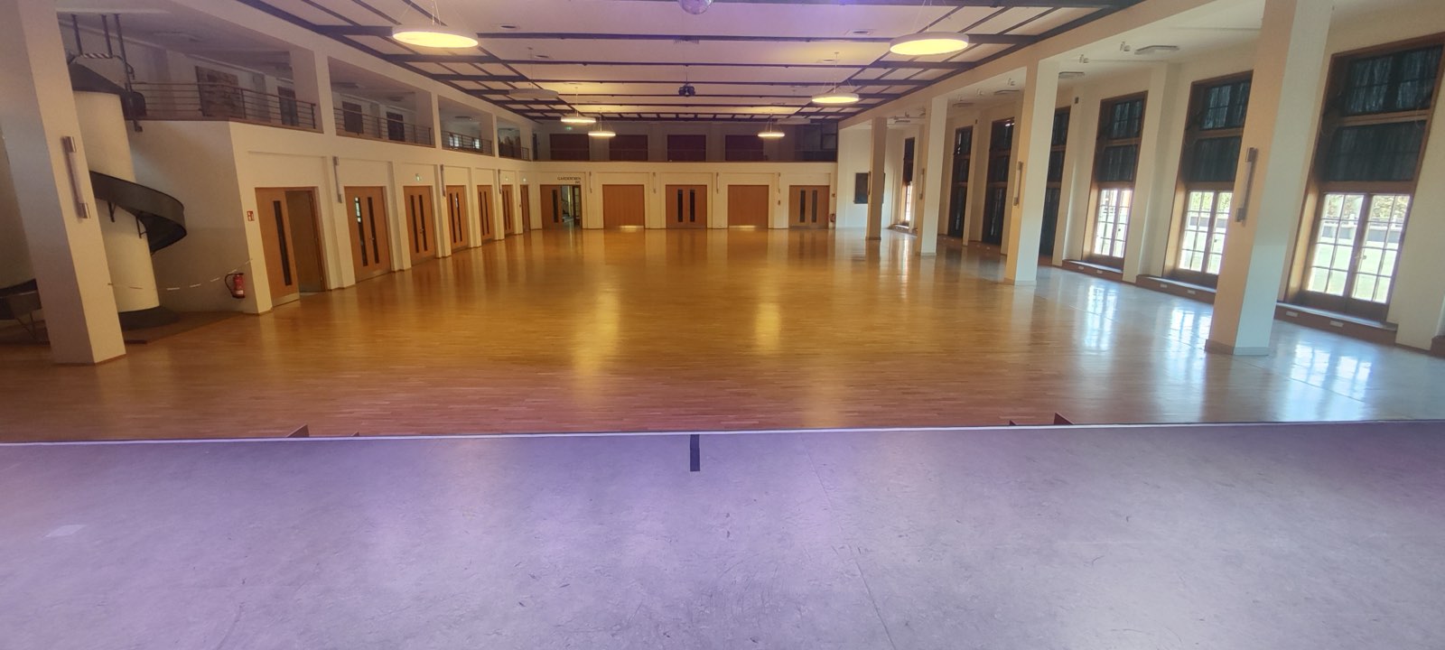 Der Saal des Klubhauses mit Blick zu den Fenstern