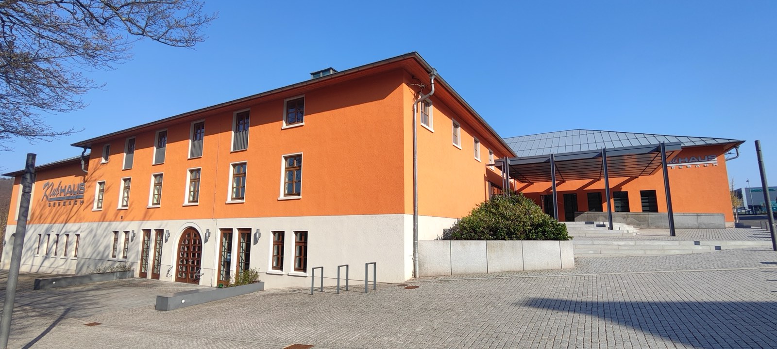 Die Vorderseite des Klubhauses Seebach